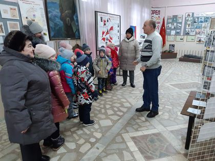 Была организована экскурсия в краеведческий музей, где дети подготовительной группы посетили зал боевой славы.