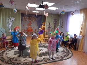 Дети исполнили танец в дождевиках «Дождик кап-кап»