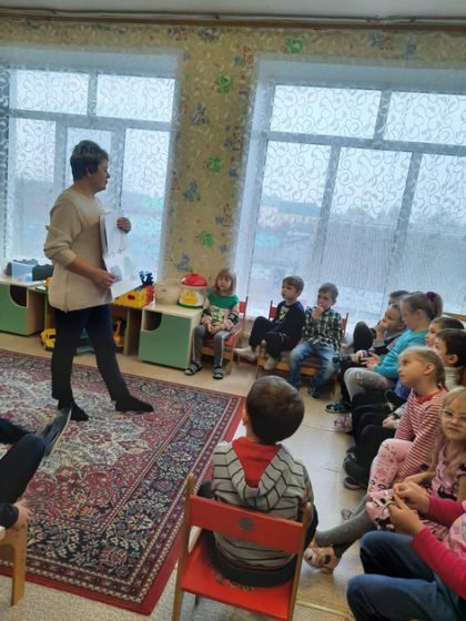 В подготовительной и старшей группах детского сада прошла встреча с инструктором школы «ЛизаАлерт», Татьяной Макеевой,которая провела занятие по безопасности в городе и на природе.