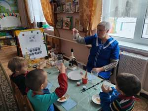 Она не имеет вкуса, цвета и запаха, но может растворять некоторые вещества.