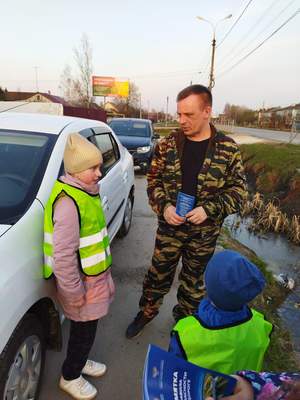 Дети раздали участникам дорожного движения памятки с просьбой не нарушать ПДД.